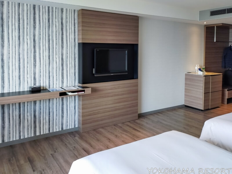 琵琶湖マリオットホテル ゆとりのある客室内 TVは壁に埋め込み