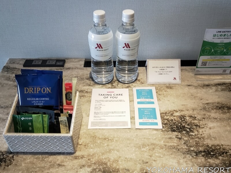 琵琶湖マリオットホテル 客室内棚の上にペットボトルの水