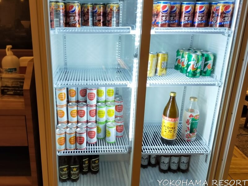 琵琶湖マリオットホテル ラウンジのドリンク類が入った冷蔵庫