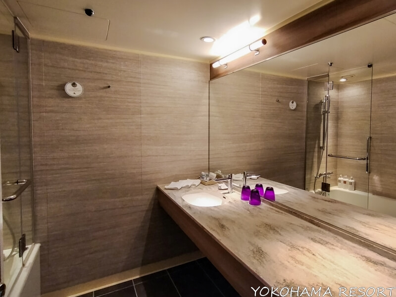 琵琶湖マリオットホテル 客室バスルームの広い洗面台と大きな鏡