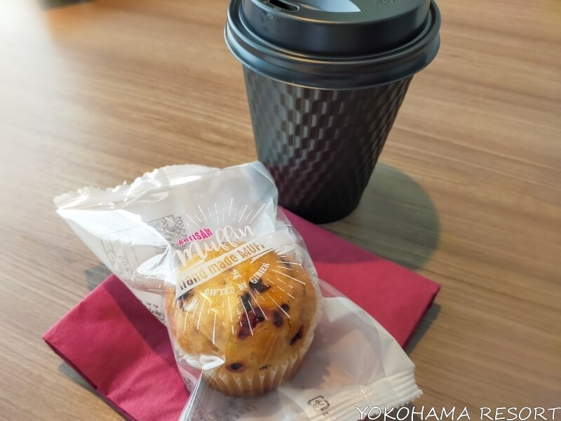 琵琶湖マリオットホテル 朝食で持ち帰ったコーヒーとカップケーキ