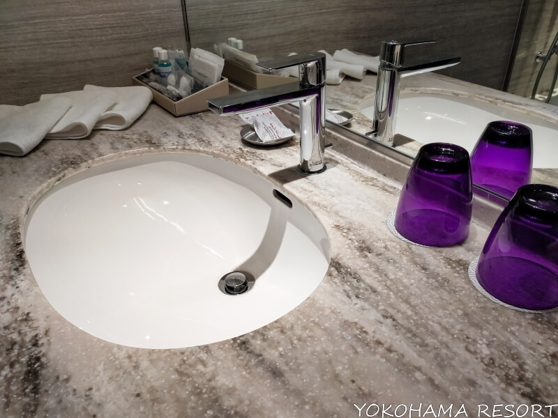 琵琶湖マリオットホテル 客室きれいな大理石調の洗面台