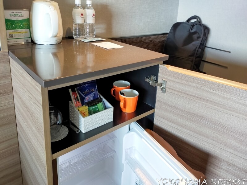 南紀白浜マリオットホテル 客室内の棚に入っているお茶セットとミニ冷蔵庫