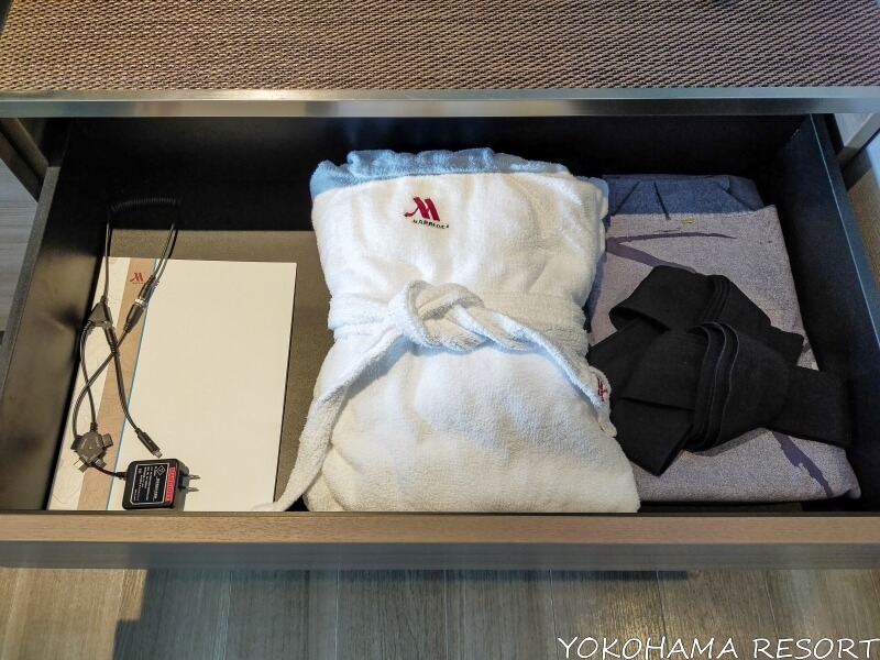 南紀白浜マリオットホテル 客室内荷物置き場下の引き出しにあるバスローブや浴衣