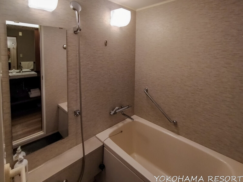 南紀白浜マリオットホテル 客室の洗い場とバスタブのあるバスルーム