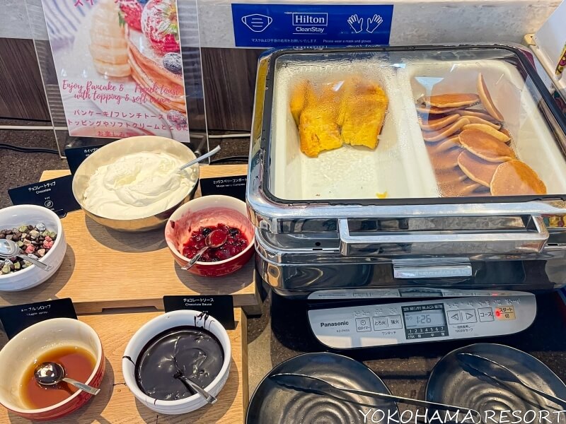 ヒルトン沖縄瀬底リゾートホテル 朝食ブッフェに並ぶミニパンケーキとフレンチトースト、横に生クリームやジャム・チョコ・シロップ