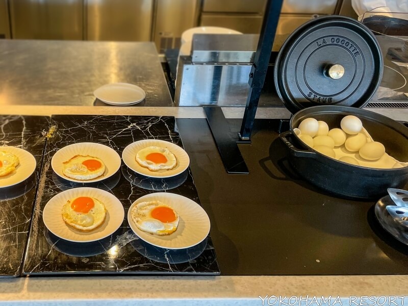 ヒルトン沖縄瀬底リゾートホテル 朝食ブッフェのエッグステーション前に並ぶ目玉焼きやゆで卵