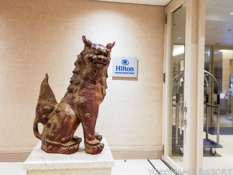 ヒルトン沖縄瀬底リゾートホテル エントランスに置かれた茶色の険しい顔つきのシーサー