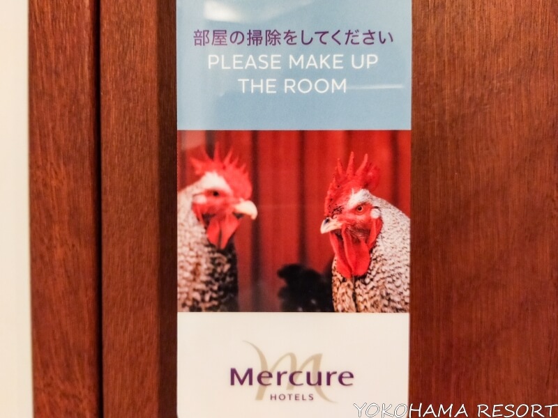 メルキュールホテル沖縄那覇 ドアプレートはニワトリの写真