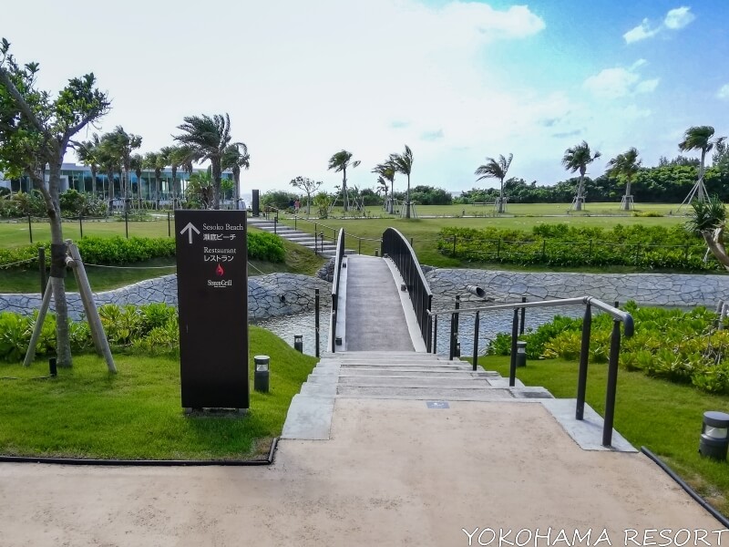 ヒルトン沖縄瀬底リゾートホテル 瀬底ビーチへの道順を示す看板