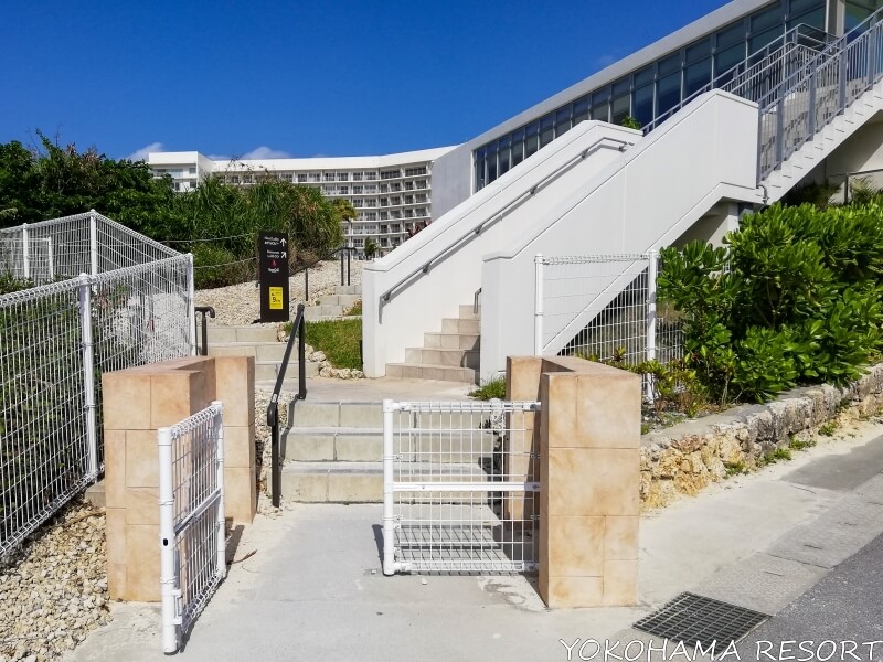 ヒルトン沖縄瀬底リゾートホテル 瀬底ビーチとの出入口の門
