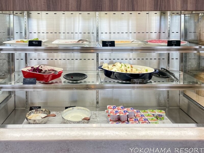 ヒルトン沖縄瀬底リゾートホテル 朝食ブッフェに並ぶチーズやサラミ、島豆腐サラダ、野菜とビーツサラダ、ヨーグルト