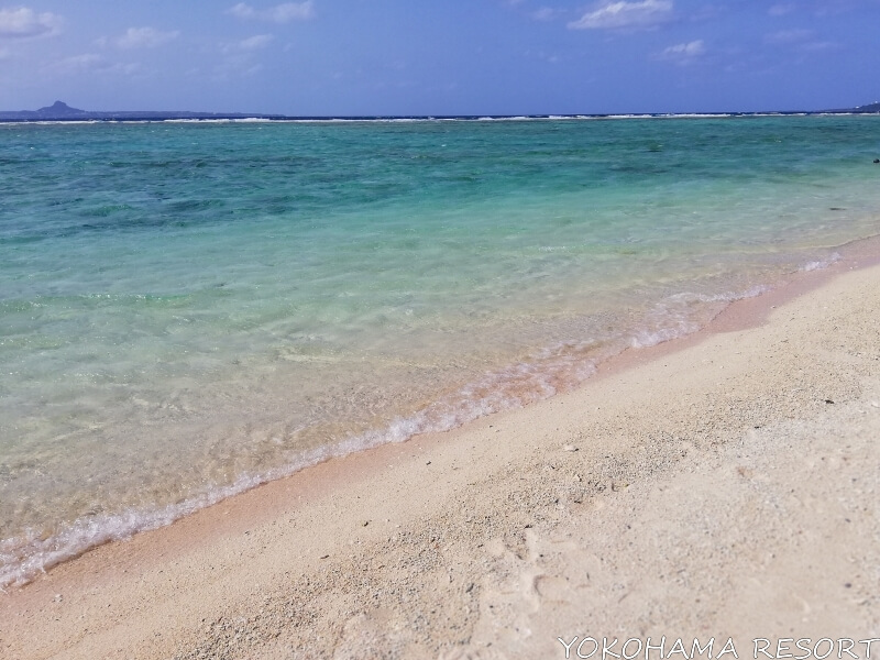 青く透明度の高い瀬底の海と白い砂浜