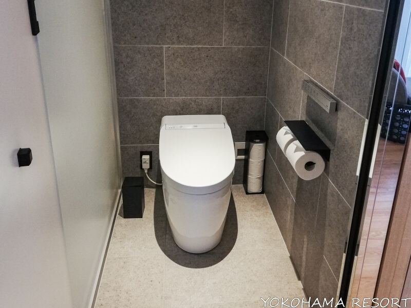 ザ・ビーチリゾート瀬底byヒルトンクラブ 3BRマスターバスルームのトイレはモノクロの個室
