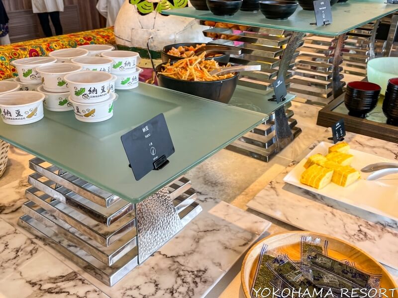 ヒルトン沖縄瀬底リゾートホテル 朝食ブッフェに並ぶ納豆や海苔、卵焼き、きんぴらごぼうなどの和食