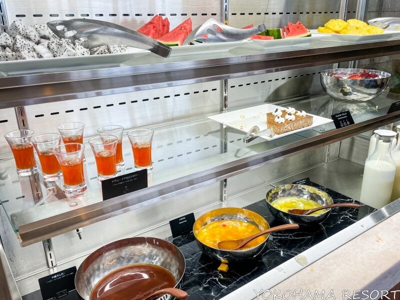 ヒルトン沖縄瀬底リゾートホテル 朝食ブッフェに並ぶデザート類はパイナップル・スイカ・アセロラゼリー・プリン・ナタデココ