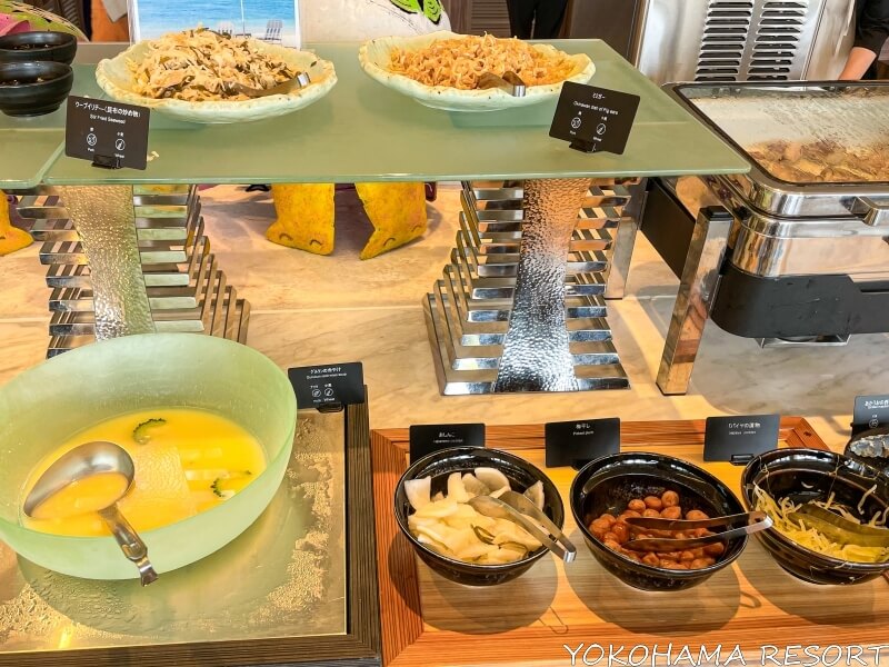 ヒルトン沖縄瀬底リゾートホテル 朝食ブッフェに並ぶ沖縄料理 ミミガー・グルクンの冷や汁・パパイヤの漬物