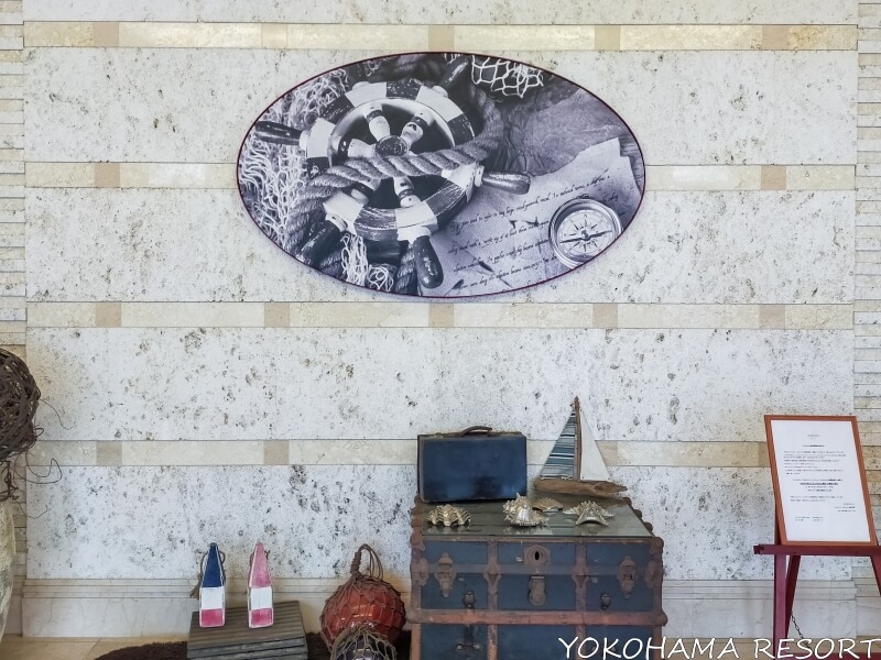 メルキュールホテル沖縄那覇のフロントロビーに飾ってあるおしゃれなモノクロ写真