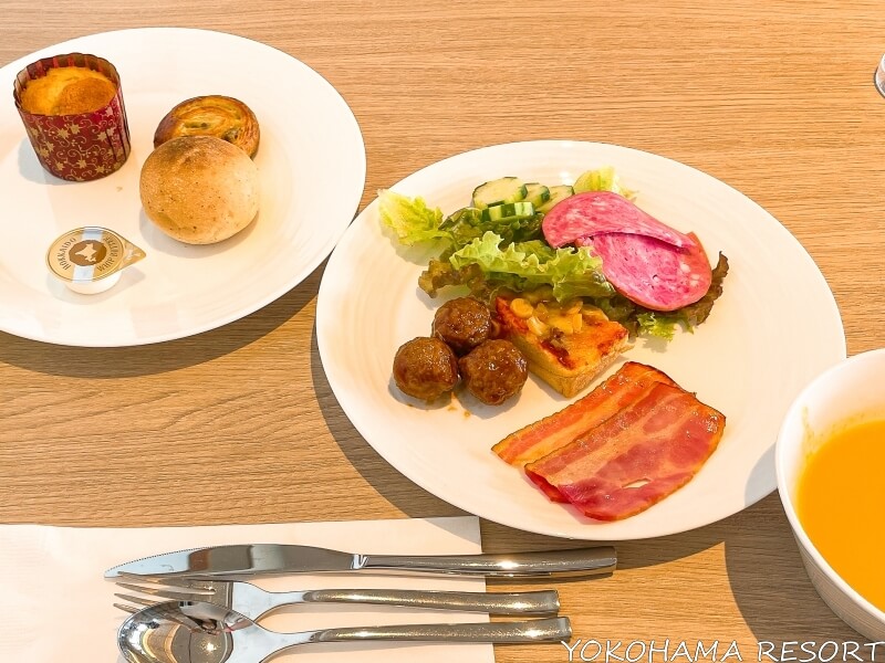 ヒルトン沖縄瀬底リゾートホテル 朝食ブッフェの取り分けてきた料理 マフィン・肉団子・ベーコン・サラミ・レタス・ピザトースト・スープ