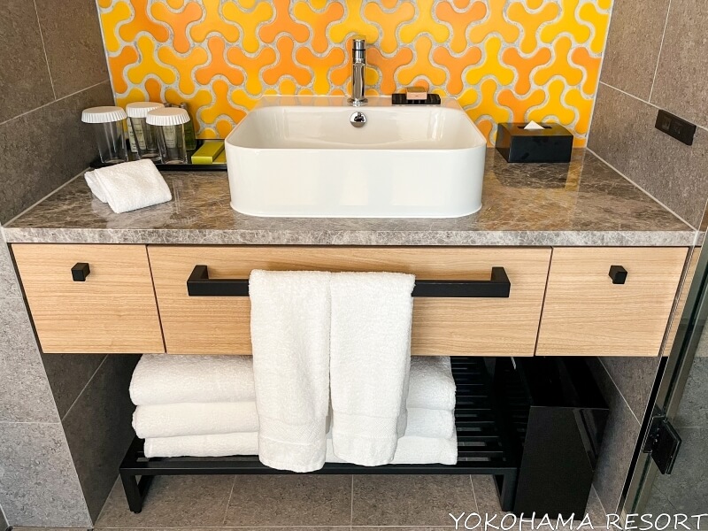 ザ・ビーチリゾート瀬底byヒルトンクラブ 3BRマスターバスルームの洗面台の壁はキッチン壁と同じサンゴ模様
