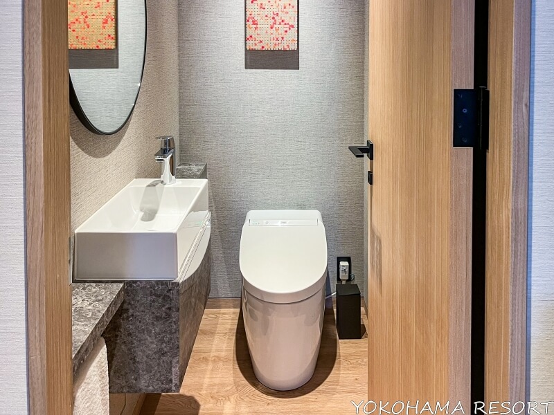 ザ・ビーチリゾート瀬底byヒルトンクラブ 3BRゲストバスルーム隣に個室のトイレ 鏡と手洗いカウンター付き