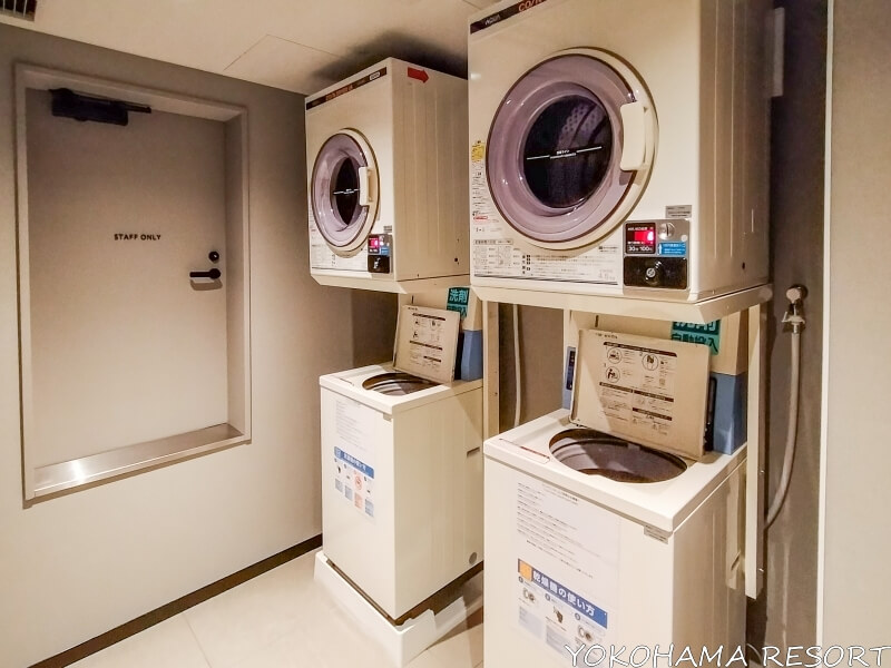 フェアフィールド大阪難波2Fのコインランドリーに並ぶ2台の洗濯乾燥機