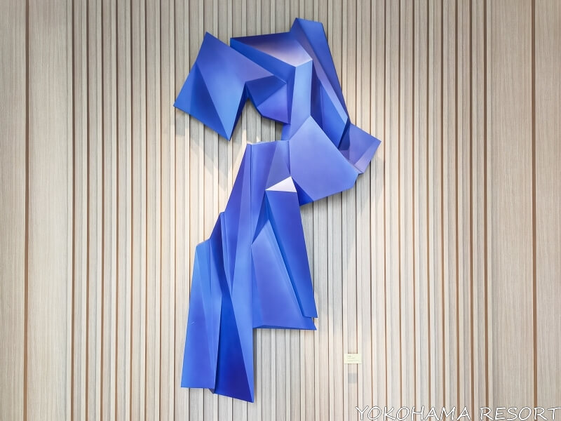 フェアフィールド大阪難波のエントランスにある青い折り紙のような壁のオブジェ