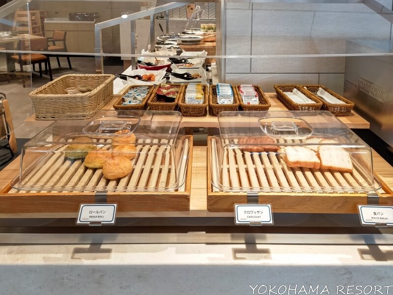 フェアフィールド大阪難波 朝食ブッフェのパンコーナー(ロールパン、クロワッサン、食パン、ジャム類)