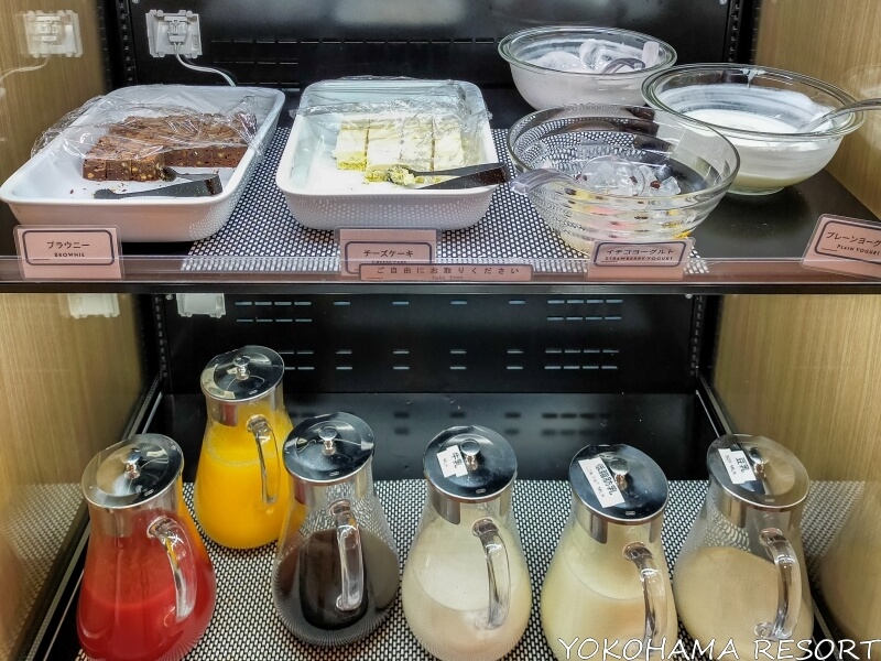 フェアフィールド大阪難波 朝食ブッフェのデザート(ブラウニー、チーズケーキ、ヨーグルト)と下の段にドリンク類(トマトジュース、オレンジジュース、ミルク、豆乳)
