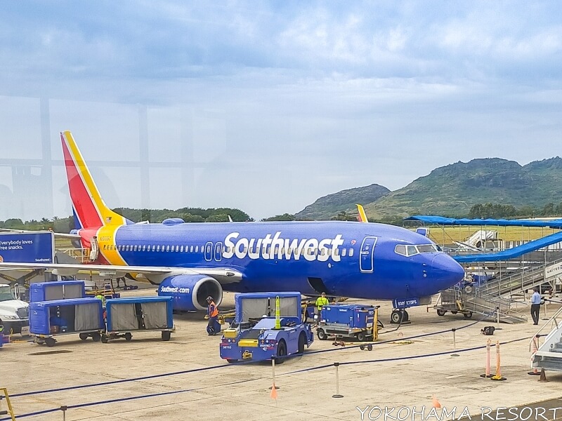 リフエ空港搭乗前に駐機中の青い機体のサウスウエスト
