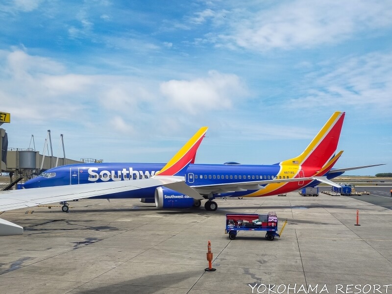 ホノルル空港 駐機中の青・黄・赤の鮮やかなSouthwest機体