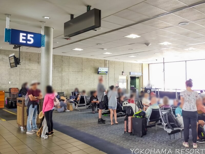 ホノルル空港 搭乗ゲートE5で大勢の人が搭乗を待っている