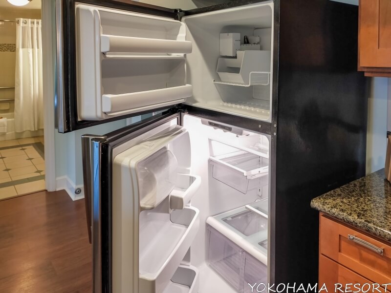 冷凍室もある大容量の黒い冷蔵庫