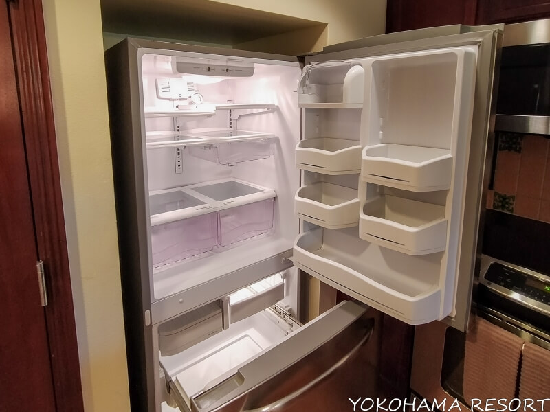 大きな冷蔵庫を開けたら空っぽ