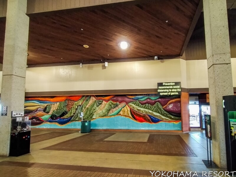 リフエ空港 制限エリア内ロビーにある華やかな壁の装飾