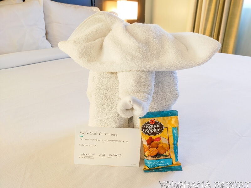 ベッドの上にタオルで作った象さんとウェルカムカードとクッキー