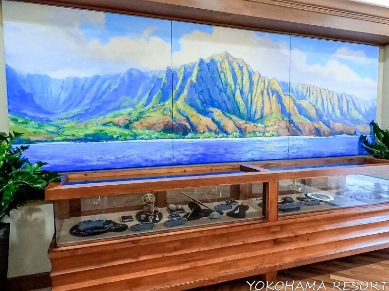 カウアイ島の海から見た山を描いた大きな絵画