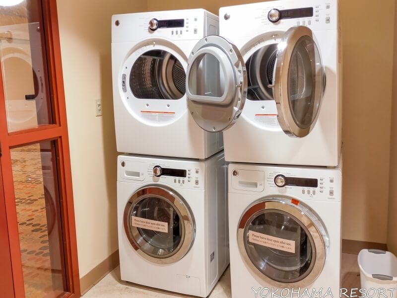 洗濯機・乾燥機が２組並んでいる