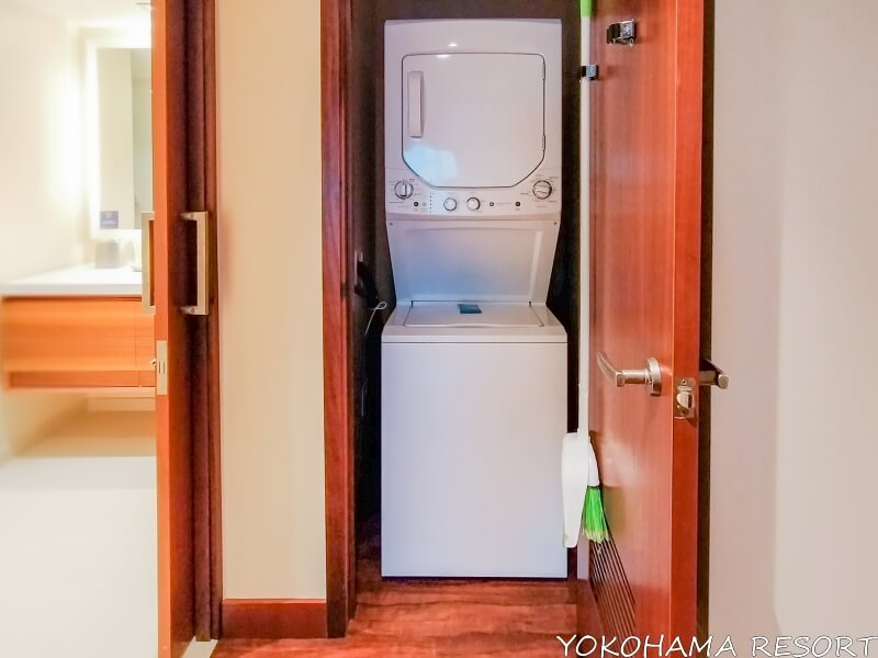 ゲストルーム側バスルームの隣に洗濯機・乾燥機