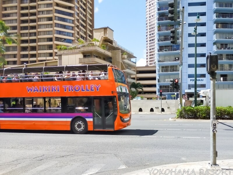 2階建てのオレンジ色のトロリーバス