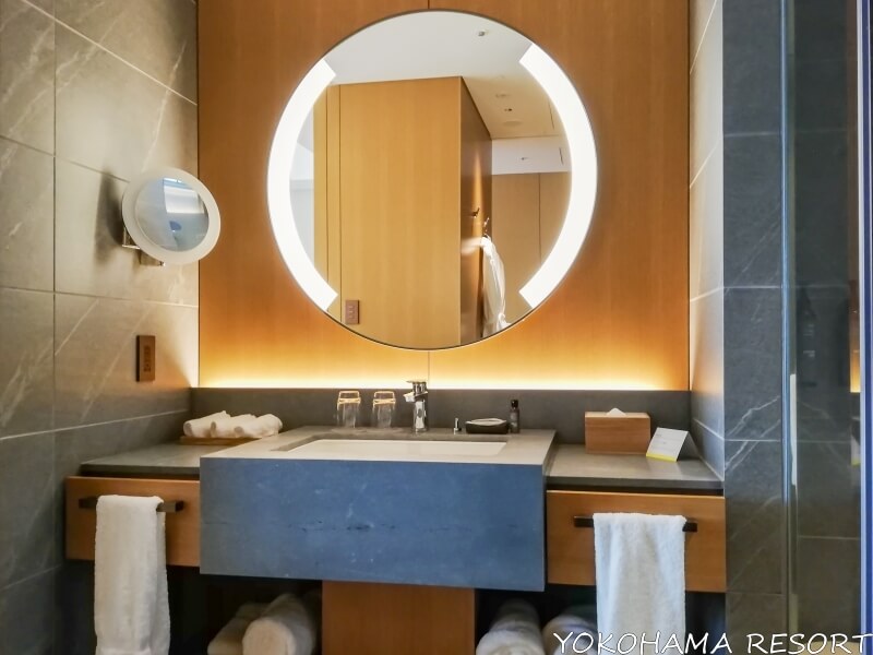 洗面所に丸い大きな鏡