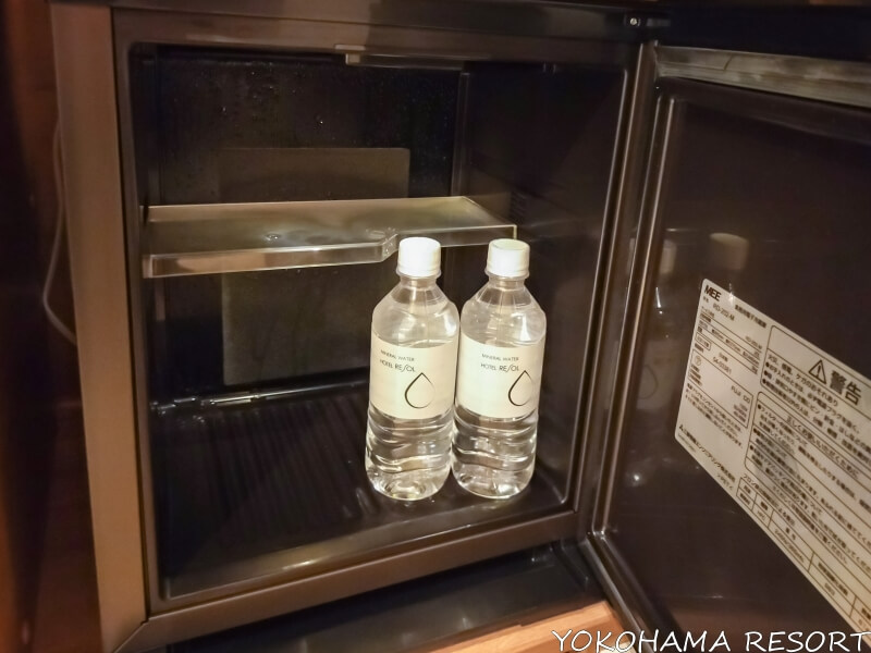 ミニ冷蔵庫の中に水が２本