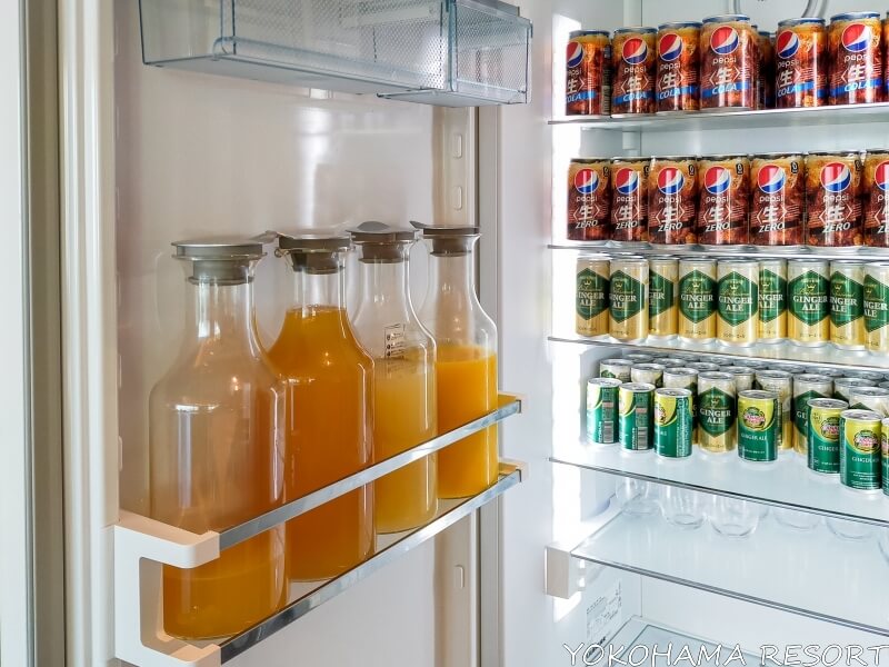 冷蔵庫内にフレッシュジュースと缶のペプシやジンジャエール