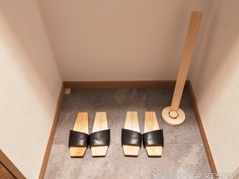 木製のサンダル２足と木製の靴ベラ
