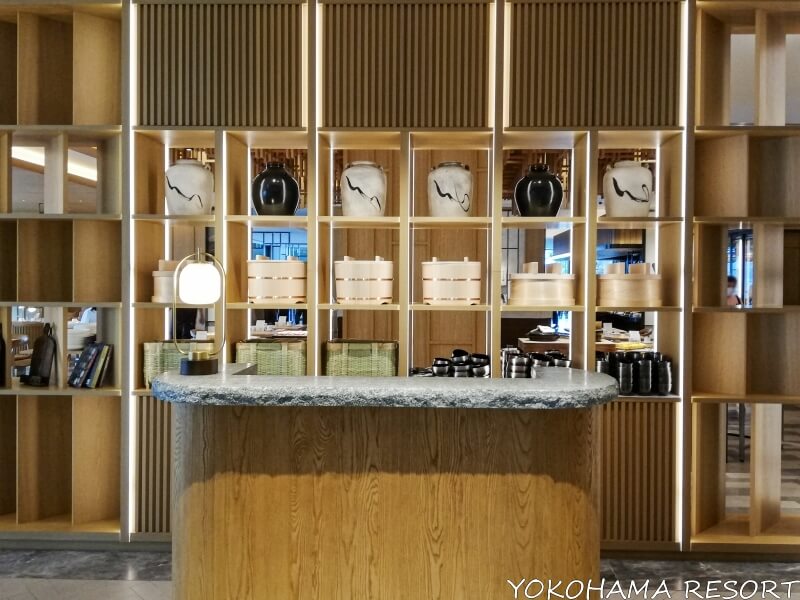 レストラン喫水線の入り口に並ぶ日本の調理道具や食器