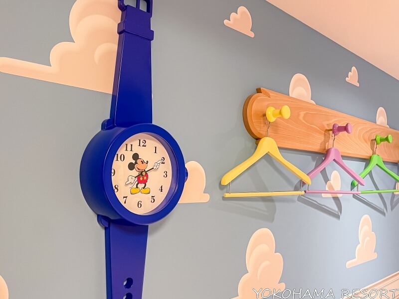 巨大な青い腕時計　ミッキーの両腕が長針と短針になっている