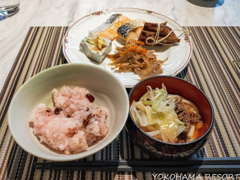 甘納豆のお赤飯、吉田のうどん、焼き魚、豆腐、きんぴらごぼう、ちまきと