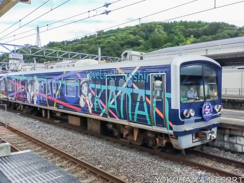修善寺駅に入線してきたラブライブサンシャイン塗装の列車
