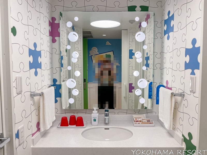 洗面所の壁は大きなパズルのピースの模様