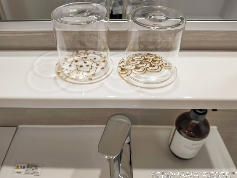 洗面台上にガラスのコップ２つ